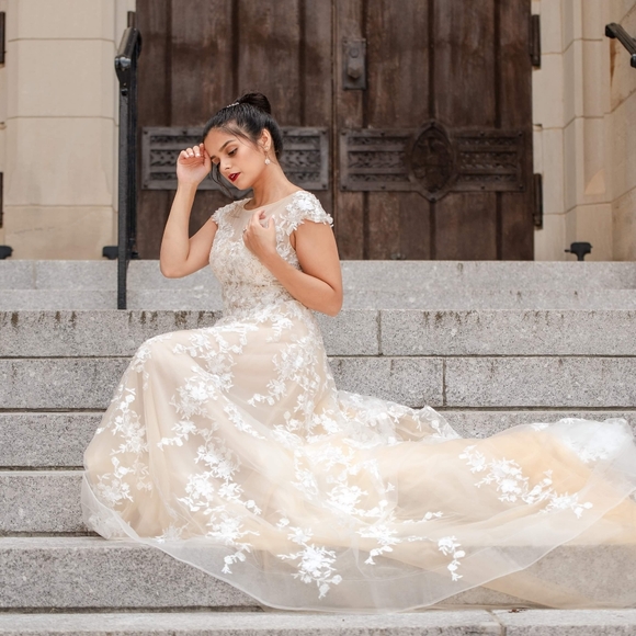 Wedding dress - Picture 1 of 4